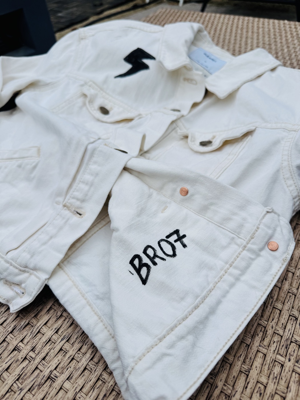 BR07 Lightning white denim